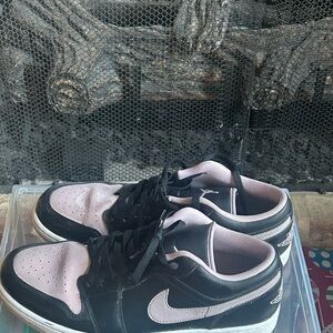 Nike Black and Lavender dunks. Worn twice. Excellent condition $50